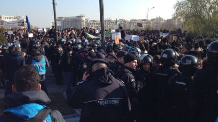 Percheziții în Bacău, Vaslui și alte 13 județe, într-un dosar privind violențele de la protestul ciobanilor din Piața Victoriei Forțe de ordine și protestatari în Bacău, în timpul perchezițiilor.