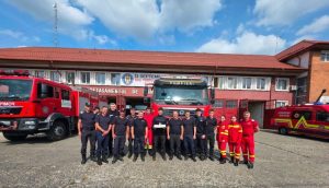 Echipaj de pompieri în fața unității de pompieri din Onești.