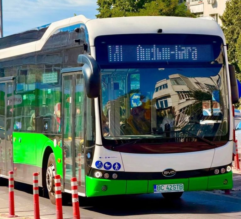 Autobuzele școlare revin pe traseu în Bacău, cu o linie nouă și polițiști locali la bord
