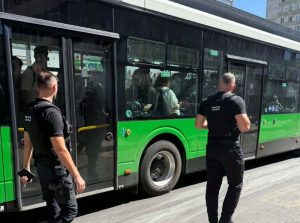 Controale în autobuzele din Bacău: zeci de călători prinși fără bilet și 10 amenzi aplicate de Poliția Locală 2 Polițiști locali verificând biletele călătorilor în autobuzul din Bacău.