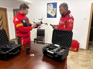 Salvamont Bacău își modernizează tehnica de intervenție: drone și aparate cu termoviziune pentru salvarea de vieți pe munte 2 Salvamont Bacău testează drone și aparate de termoviziune pentru intervenții montane.