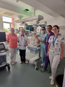 Echipaj medical în sala de nașteri cu tehnologie avansată.