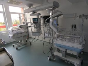 Echipamente medicale moderne în sala de nașteri a Maternității SJU Bacău.