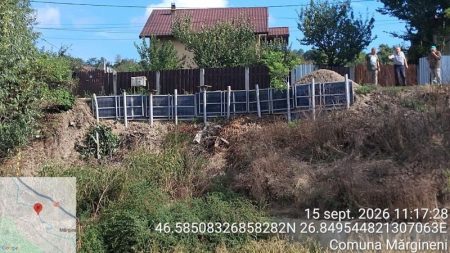 Mal de pământ consolidat cu panouri fotovoltaice și stâlpi de iluminat.