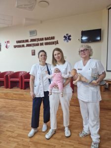 Personal medical cu bebeluși la Maternitatea SJU Bacău.