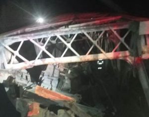 Podul de fier de la Ciobănuș s-a rupt sub un camion: Trafic blocat pe DN 12A Comănești-Miercurea Ciuc 3 Pod de fier rupt de un camion pe DN 12A, trafic blocat.