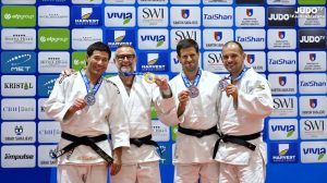 Echipa de judoka câștigători medalii la campionatul mondial.