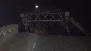 Podul de fier de la Ciobănuș s-a rupt sub un camion: Trafic blocat pe DN 12A Comănești-Miercurea Ciuc 2 Pod de fier rupt de un camion pe DN 12A Comănești-Miercurea Ciuc.