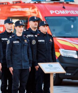 Patru pompieri de la ISU Bacău în fața unei ambulanțe de intervenție.