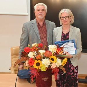 Prof. Elena Nechita și un coleg la ceremonia de recunoaștere academică.