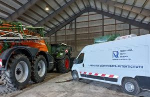 Vehicule RAR și utilaje agricole în interiorul unei hale.