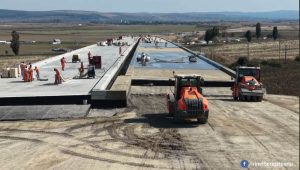 Foto/Video. Autostrada Moldovei intră în linie dreaptă: primele două loturi dintre Bacău și Pașcani construite de UMB au depășit 70% stadiu fizic 3 Lucrări de construcție pe autostrada Moldovei în curs de realizare.