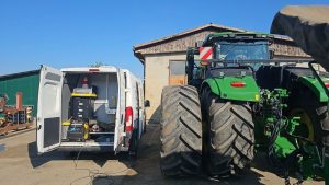 Camion cu echipamente pentru verificări CIV și ITP în ferme.
