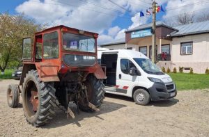 Tractor și autovehicul în fața sediului RAR din Bacau.