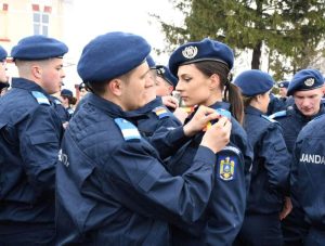 Vrei să devii jandarm? Inspectoratul Județean de Jandarmi Bacău a deschis înscrierile pentru viitorii subofițeri 2 Tineri jandarmi în ceremonia de înrolare la Bacau.