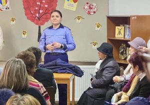 Polițistă în discuție cu comunitatea despre siguranță și prevenție.