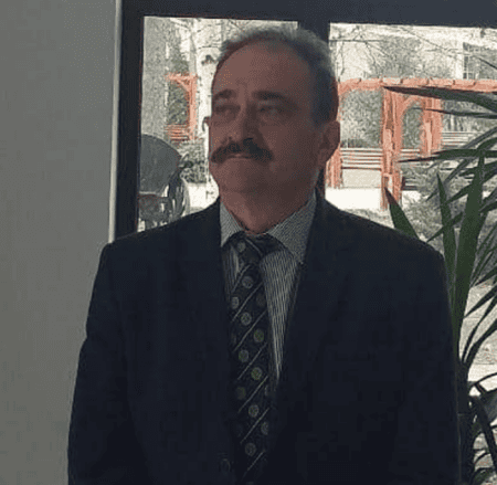 Director din Neamț, condamnat la 3 ani și 6 luni de închisoare în dosarul ABA Siret Bărbat în costum, în interior, cu geam și natură în fundal.