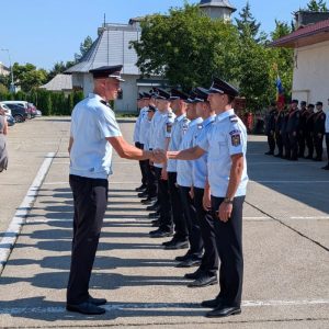Tineri candidați pompieri primind diplome la ISU Bacău.