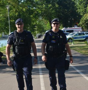 Vrei să devii jandarm? Inspectoratul Județean de Jandarmi Bacău a deschis înscrierile pentru viitorii subofițeri 1 Doi jandarmi în uniformă, zâmbind, în timpul unei misiuni în Bacău.