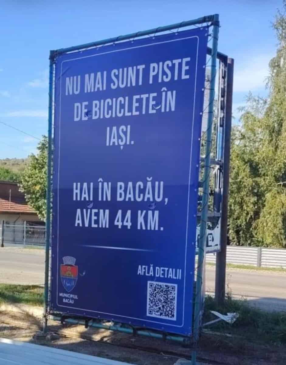 Semn de circulație informând despre pistele de biciclete în Bacău.