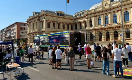Foto/Campanie de educație rutieră în centrul Bacăului: simulatoare auto, activități interactive și invitați speciali în Piața Tricolorului Simulare de educație rutieră cu autobuz și activități interactive în Piața Tricolorului.