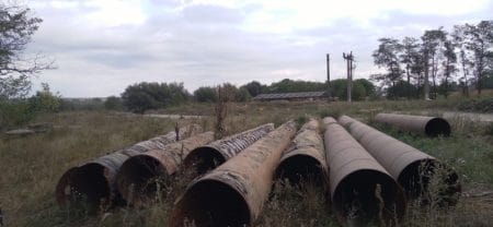 Conducte de apă și canalizare în proces de instalare în teren deschis.