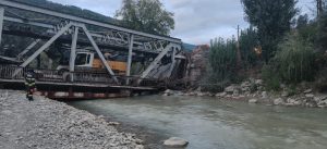 Podul de fier de la Ciobănuș s-a rupt sub un camion: Trafic blocat pe DN 12A Comănești-Miercurea Ciuc 4 WhatsApp Image 2026 09 23 at 07.40.19