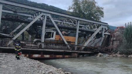 Podul de fier de la Ciobănuș s-a rupt sub un camion: Trafic blocat pe DN 12A Comănești-Miercurea Ciuc Pod de fier rupt de un camion pe DN 12A Comănești-Miercurea Ciuc.