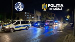Mașini de poliție și echipaje DIICOT în acțiune noaptea în Bacău.