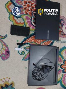 Echipament electronic și documente în timpul percheziției DIICOT în Bacău.