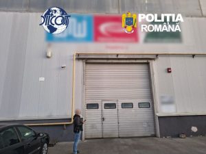 Clădire cu logo DIICOT și Poliția Română, percheziții în Bacău.
