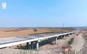 UMB accelerează pe Autostrada Moldovei: Tronsonul Bacău- Pașcani a depășit 60% stadiu fizic, iar primele loturi se deschid anul acesta 1 Constructori lucrează la construcția autostrăzii Bacau-Pașcani.
