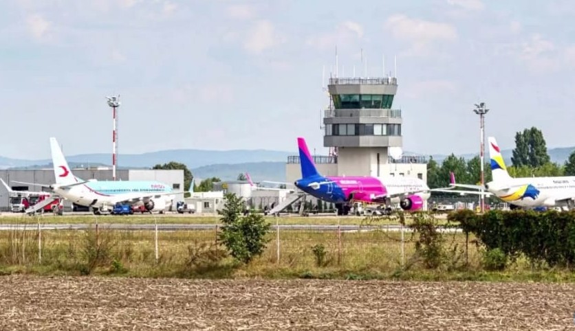 Video/Peste 2.800 de pelerini hasidici au tranzitat Aeroportul Bacău în siguranță Avioane pe pista aeroportului Bacău, controlor de trafic aerian și turn de control.