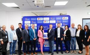Aeroportul Bacău trece la energia verde: facturi cu 1,5 milioane de lei mai mici în fiecare an 2 Grup de persoane la evenimentul de la Aeroportul Bacău.