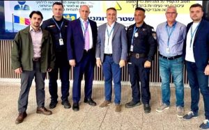 Video/Peste 2.800 de pelerini hasidici au tranzitat Aeroportul Bacău în siguranță 3 Grup de pelerini hasidici și oficiali la Aeroportul Bacău.