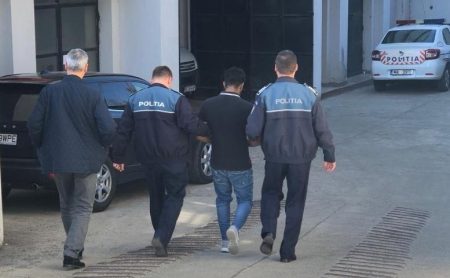 Polițiști însoțesc un suspect în drum spre arest în Bacău.