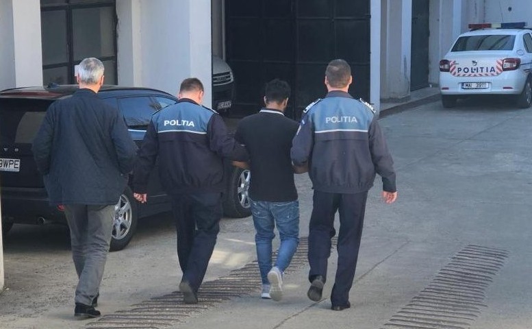 Tâlhar din Bacău, adus în cătușe din Germania și băgat direct în penitenciar Polițiști însoțesc un suspect în drum spre arest în Bacău.