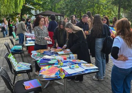 Peste 300 de participanți la „Noaptea Cercetătorilor Europeni”, organizată de Universitatea „Vasile Alecsandri” din Bacău Participanți la evenimentul Noaptea Cercetătorilor Europeni în Bacău.