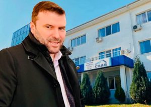 Primarul Viziteu în fața sediului CRAB în Bacău.
