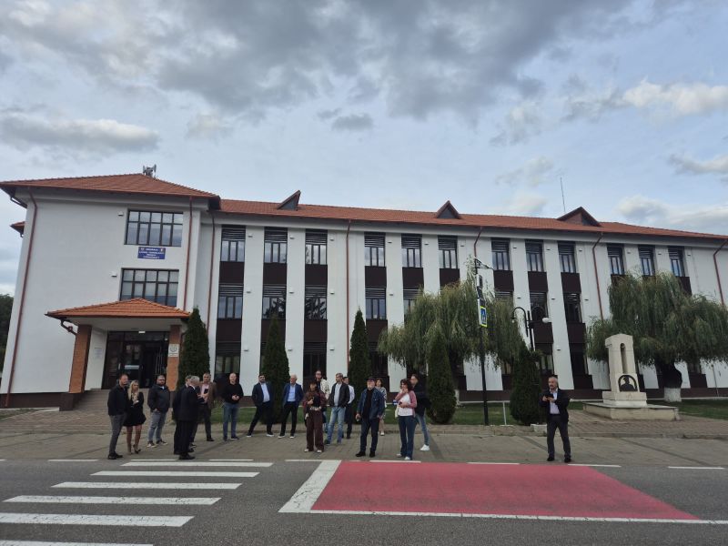 Participanți la Seminarul Național ALZIAR în fața clădirii din Dărmănești.