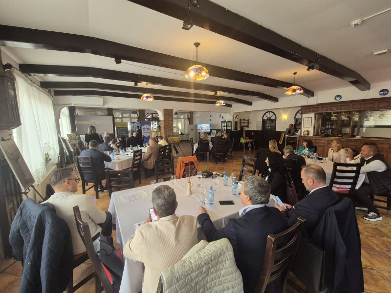 Participanți la seminar în sala de conferințe din Dărmănești.
