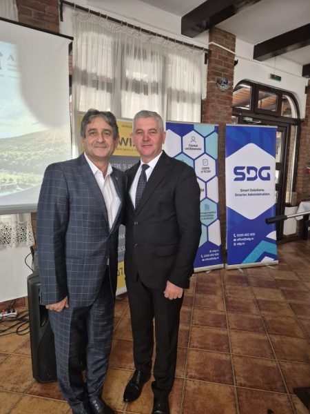 Video-Foto Administrații din mai multe regiuni ale țării, reunite la Dărmănești pentru Seminarul Național ALZIAR Doi bărbați în costume la seminar, în fața bannerelor SDG.