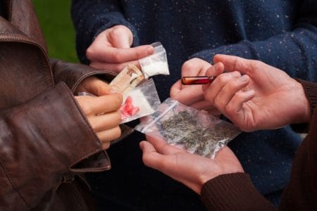 Persoane implicate în traficul de droguri, cu droguri și bani.