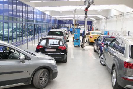 Mașini în așteptare pentru inspecție tehnică la RAR Bacau.