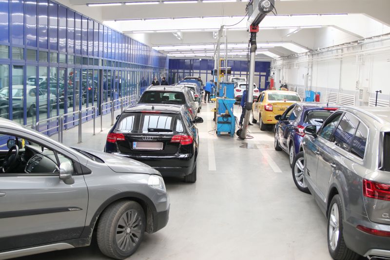Atenție! Șoferi păcăliți cu taxe între 50 și 300 de lei pentru programări la RAR! Mașini în așteptare pentru inspecție tehnică la RAR Bacau.