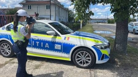 Poliție rutieră în Bacău cu echipament de filmare.