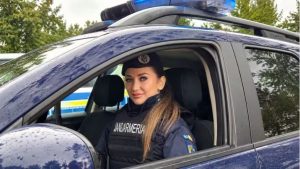 Vrei să devii jandarm? Inspectoratul Județean de Jandarmi Bacău a deschis înscrierile pentru viitorii subofițeri 3 Jandarmă feminină în mașina de patrulare în Bacău.