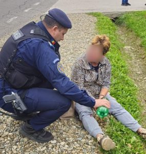 Intervenție salvatoare la Târgu Ocna: jandarmii au oferit sprijin unei femei rănite, căzută pe marginea drumului 1 Pompier ajutând o femeie rănită pe marginea drumului.