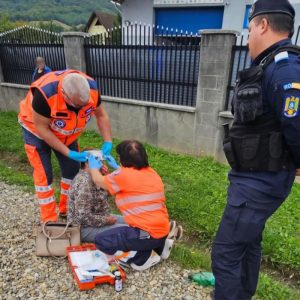 Intervenție salvatoare la Târgu Ocna: jandarmii au oferit sprijin unei femei rănite, căzută pe marginea drumului 2 Echipaj de salvare asistând o femeie rănită pe marginea drumului.