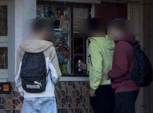 Trei elevi cumpărând energizante dintr-un magazin din Bacău.